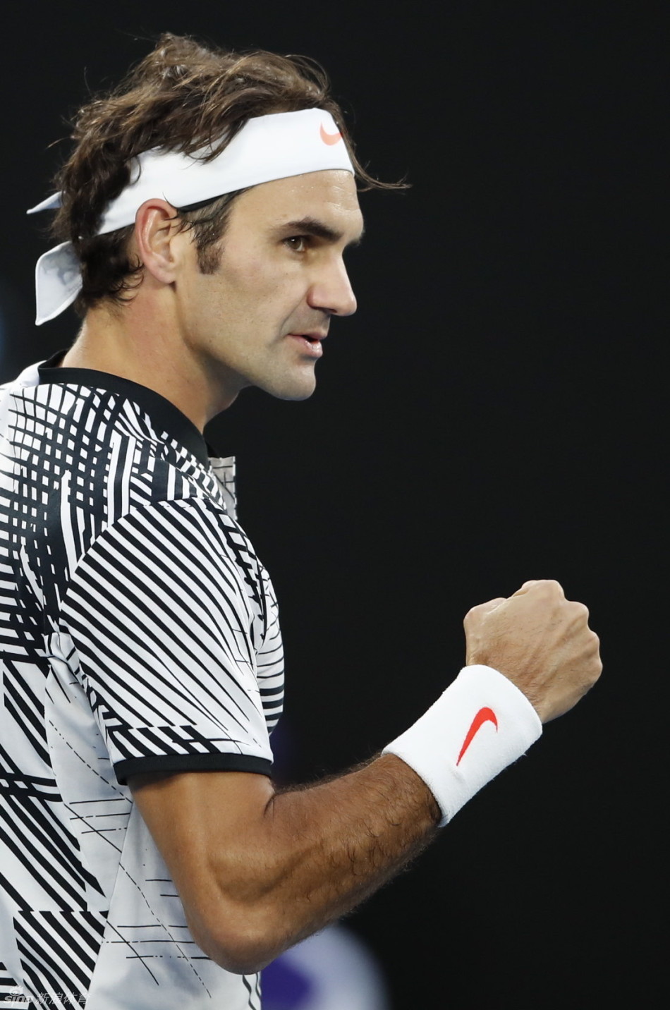 费德勒回归赛场，问鼎冠军首场状态亮眼，加拿大队观众沸腾！